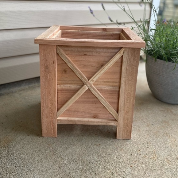 BRAND NEW |Custom Made Farmhouse w/ X Trim Cedar Planter Box for Patio or Garden - Picture 4 of 6
